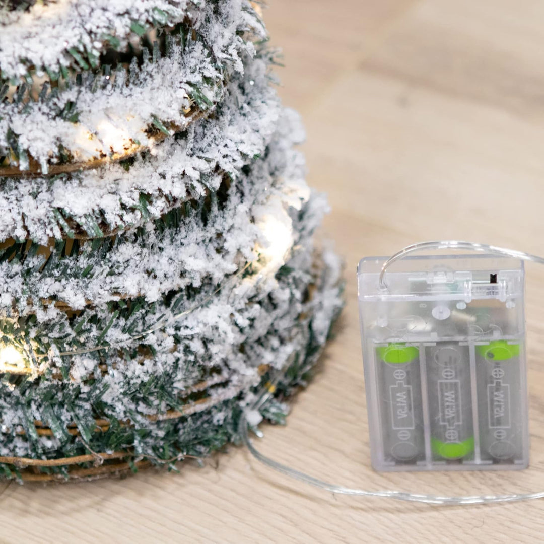 com-four® LED Deko-Pyramide in Tannen-Optik - Dekolicht mit Kunstschnee und 30 warmweissen LEDs - to