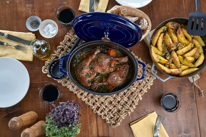 STAUB Gusseisen Bräter/Cocotte, Oval 29 cm, 4,25 L, Aromaregen Funktion, Für alle Herdarten geeignet