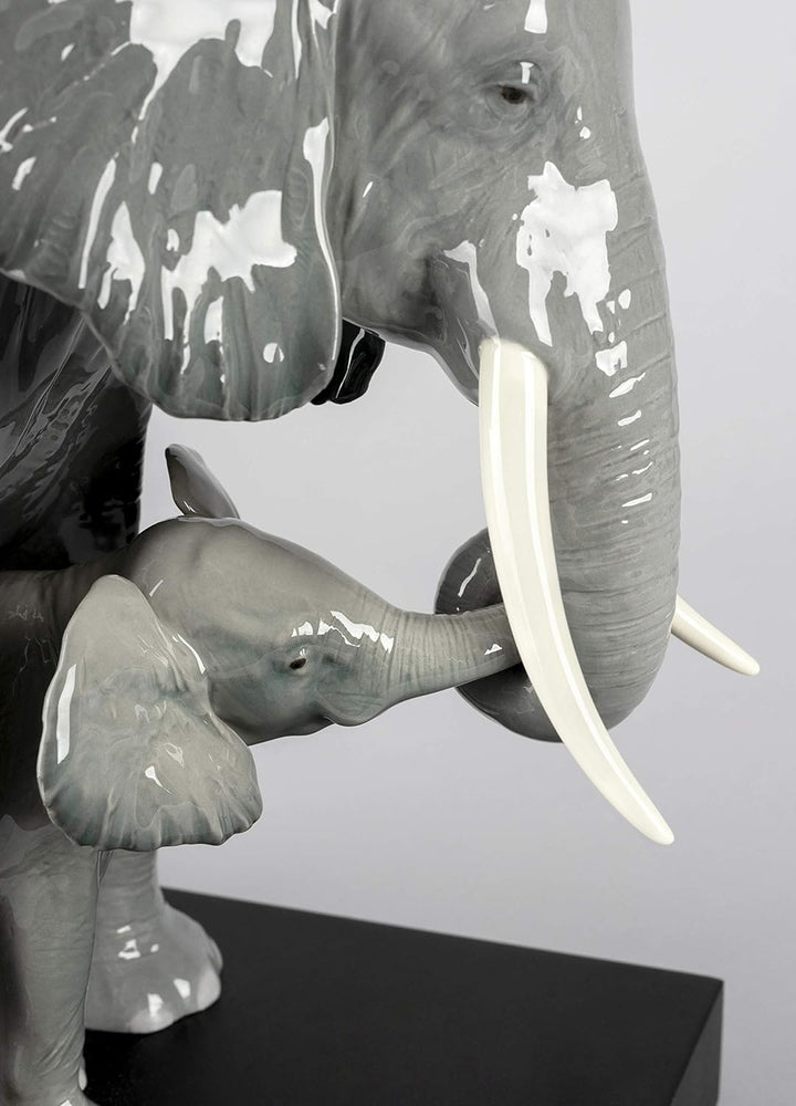 LLADRÓ Elefanten-Skulptur Den Weg Weisen. Elefant. Porzellan.