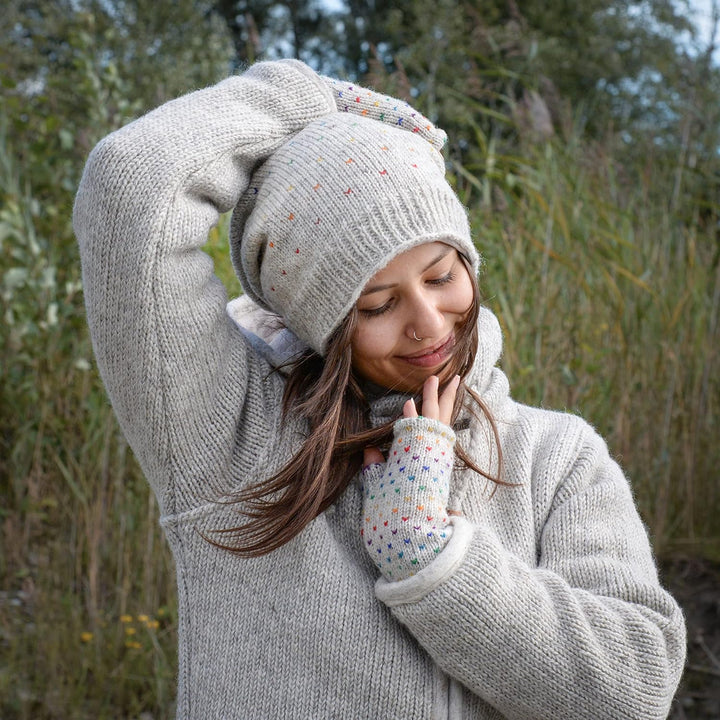 Damen Gestrickte Pulswärmer Stulpen Modell Ines regenbogen Naturhellgrau, Naturhellgrau