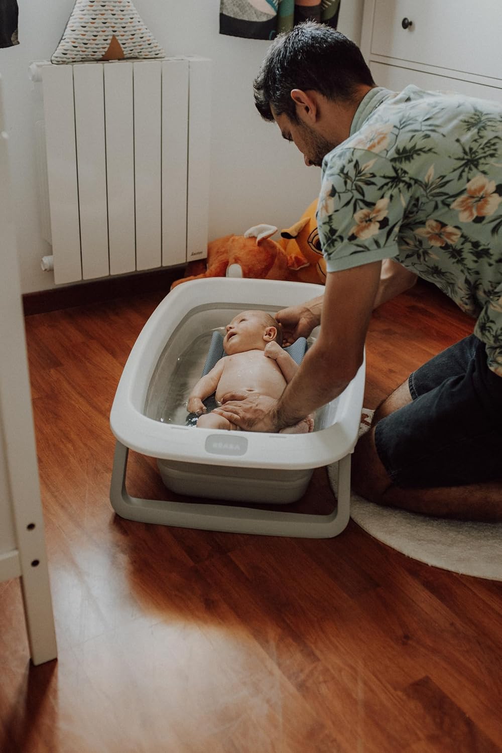 BÉABA, Faltbare Babybadewanne, Ultrakompakt, Rutschfeste Füsse, Trendiges Design, Abflussstopfen, Pr