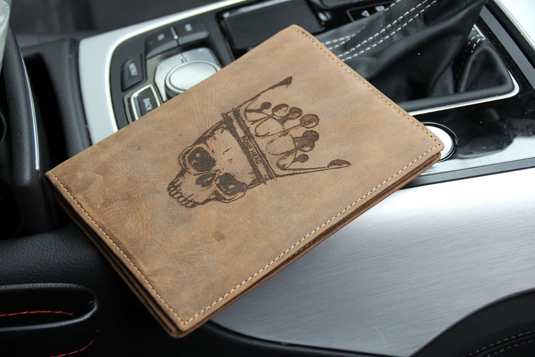 Greenburry Leder Biker-Ausweismappe mit Totenkopf - Führerscheinmappe - Trucker-Ausweistasche Skull