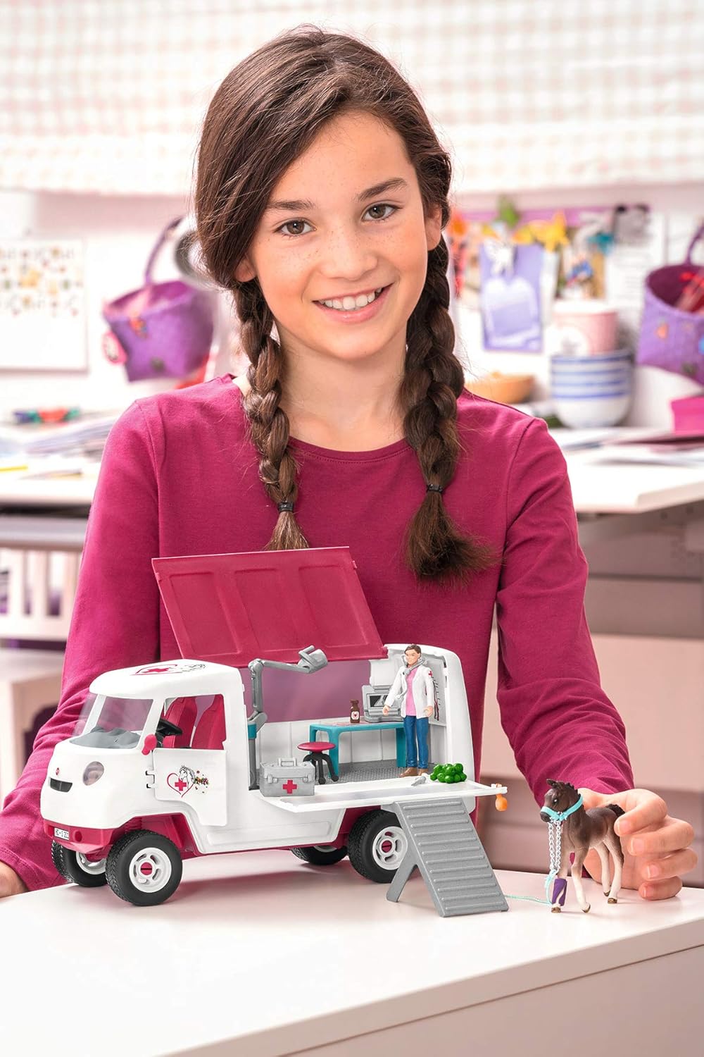 SCHLEICH 42370 Mobile Tierärztin mit Hannoveraner Fohlen, für Kinder ab 5 Jahren, Horse Club - Spiel