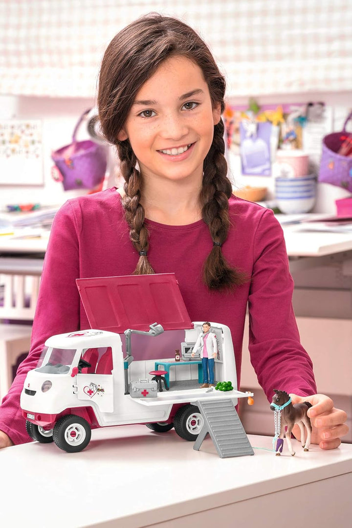 SCHLEICH 42370 Mobile Tierärztin mit Hannoveraner Fohlen, für Kinder ab 5 Jahren, Horse Club - Spiel