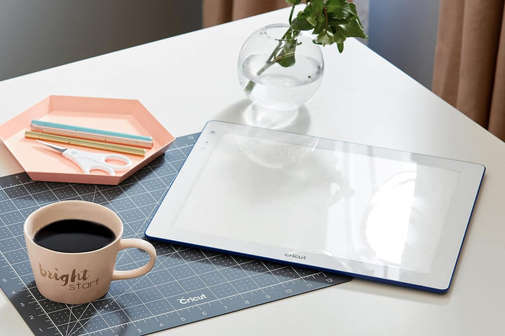 Cricut BrightPad Go | Kabellose LED-Lichtbox | 29,2 cm x 22,8 cm | 5 Helligkeitseinstellungen, bis z