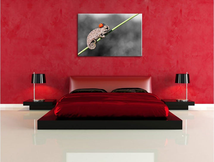 Pixxprint Süsser Gecko mit einem Marienkäfer als Leinwandbild/Grösse: 100x70 cm/Wandbild/Kunstdruck/