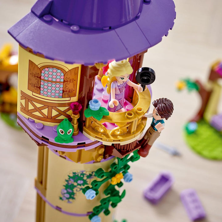 LEGO 43187 Disney Princess Rapunzels Turm Set mit 2 Mini-Puppen aus dem Film „Rapunzel – Neu verföhn