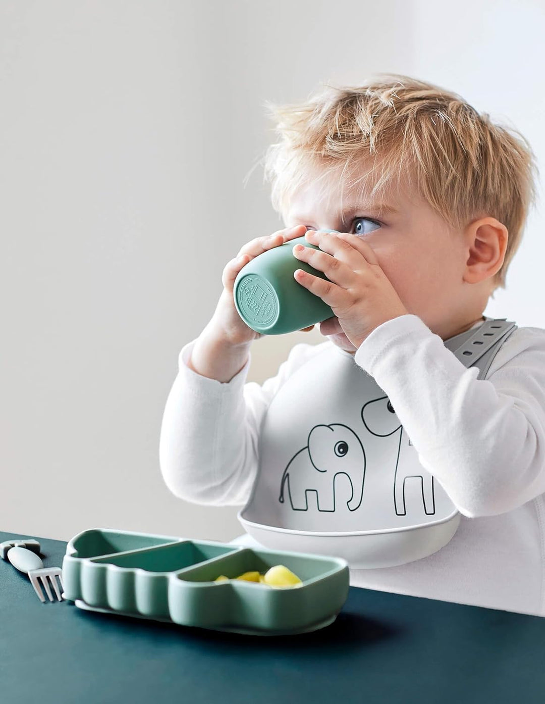 Done by Deer Stick & Stay Teller mit Unterteilung und Saugnäpf, Croco Grün - Kinderteller aus 100% S