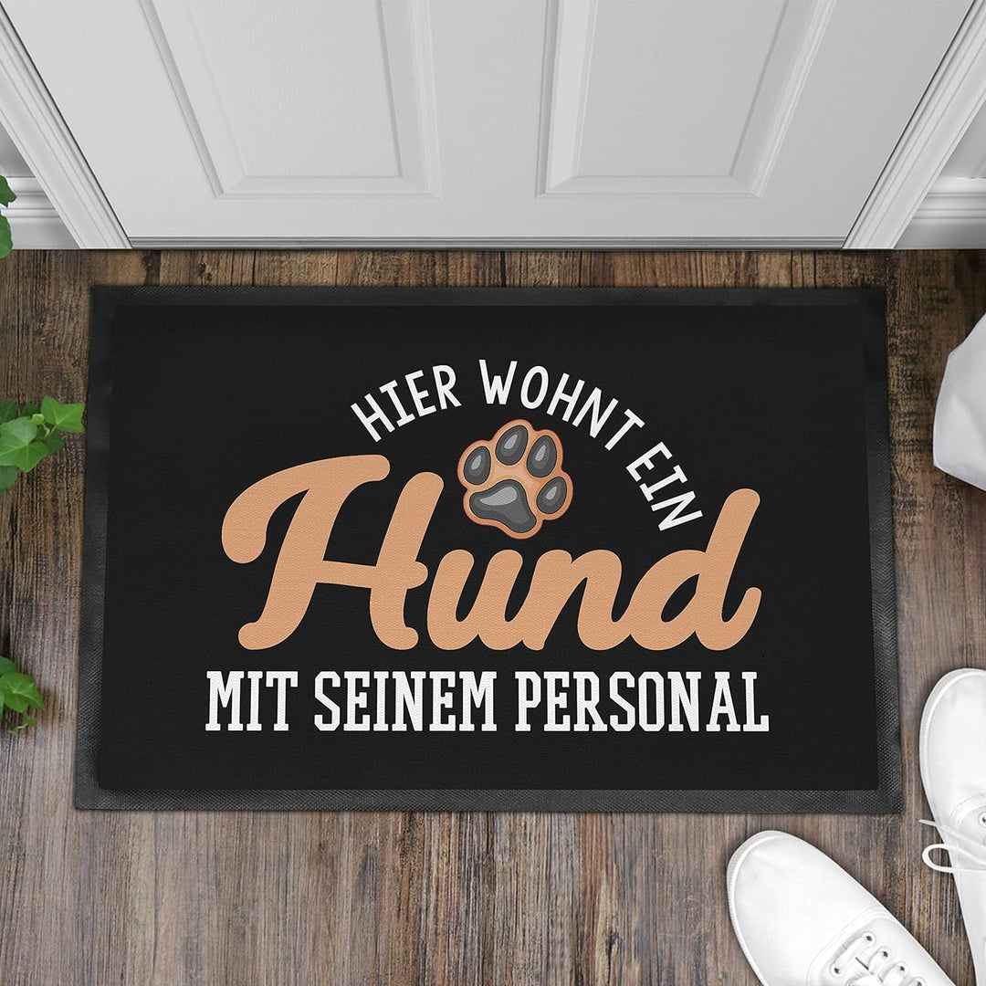 Trendation - Hier Wohnt EIN Hund Mit Seinem Personal Fussmatte Geschenk Hundebesitzer 60x40 cm
