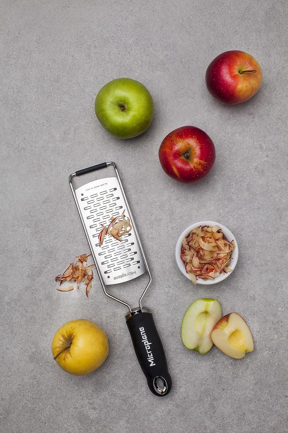 Microplane 2-Wege-Schneide Reibe Edelstahl Schwarz aus der Gourmet Serie für Hartkäse, Apfel, Karott