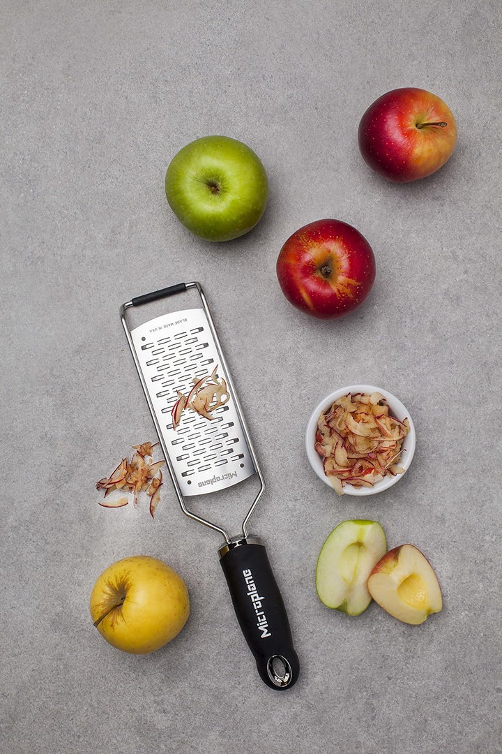 Microplane 2-Wege-Schneide Reibe Edelstahl Schwarz aus der Gourmet Serie für Hartkäse, Apfel, Karott