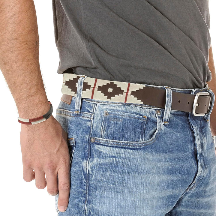 PELPE Argentinischer Ledergürtel mit passender Schnur und Lederarmband. Auf Leder gestickter Gürtel