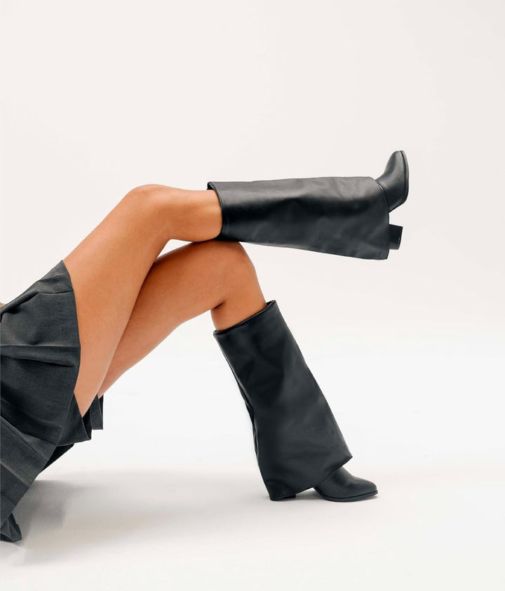 BOSANOVA Stiefeletten aus schwarzem veganem Leder mit gefaltetem Schaft, verlängerter Zehe und 7 cm