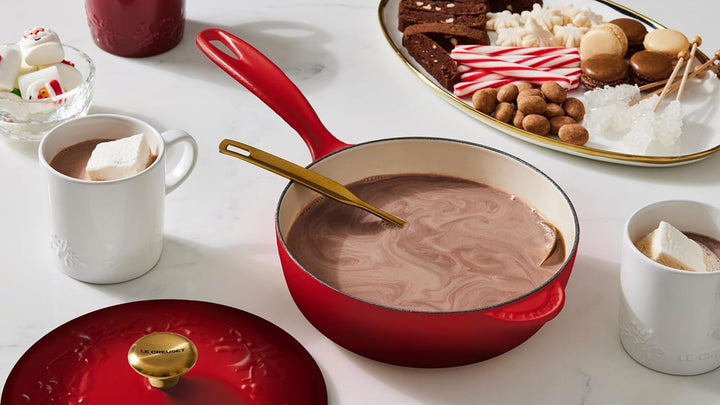 Le Creuset Stechpalmen-Untertasse aus emailliertem Gusseisen, 2,25 qt, Kirschrot mit goldfarbenem Kn