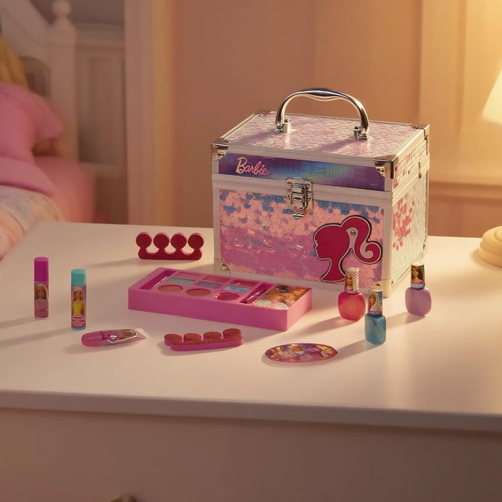 Barbie mädchen in kinder-make-up, ein wasche-paket, ein geschenk Von barbie, eine puppe, schminknumm