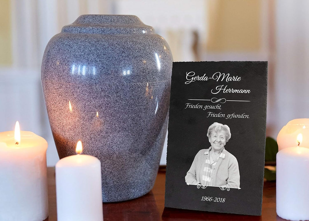 wandmotiv24 Schiefertafel Truer, Gedenktafel Verstorbene Hochformat 20x30cm Personalisiert Name + Da