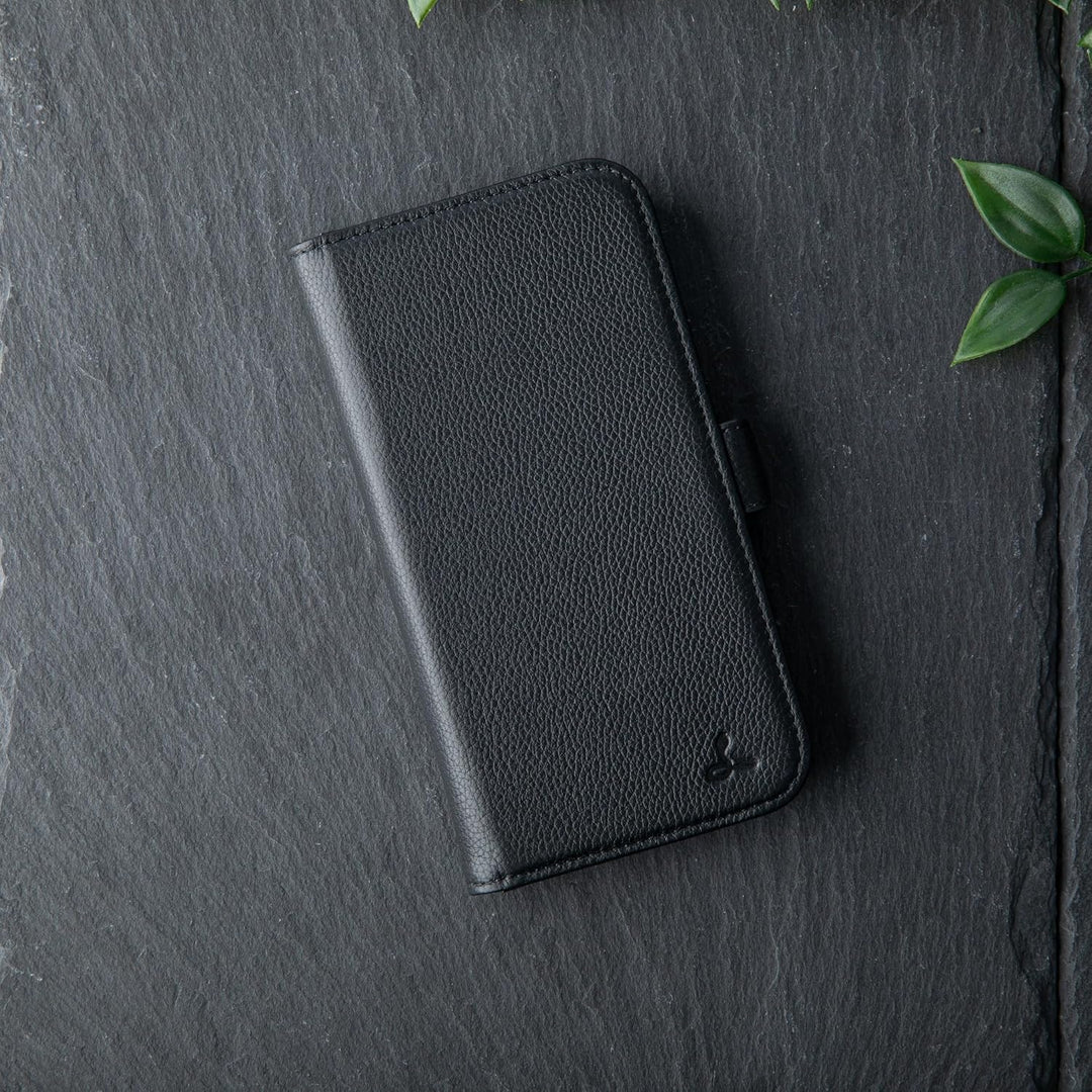 Snakehive Lederhülle für iPhone 14– Klapphülle mit Kartenfächern & Standfunktion (Geflecktes Schwarz