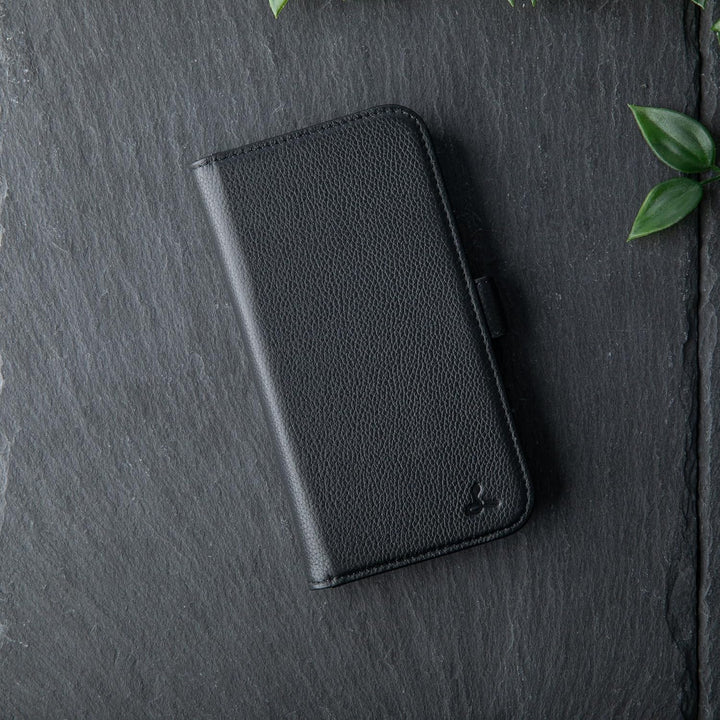 Snakehive Lederhülle für iPhone 14– Klapphülle mit Kartenfächern & Standfunktion (Geflecktes Schwarz