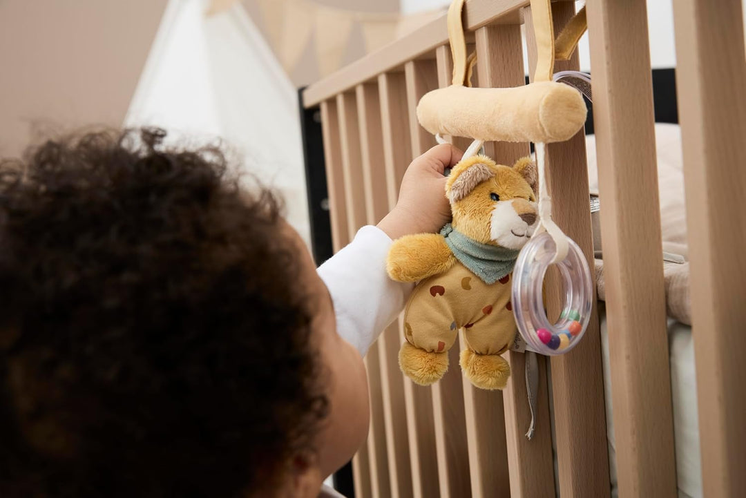 Sterntaler Spielzeug Löwe Leo zum Aufhängen – Baby Rassel mit Spiegelfolie & Rasselring – Klettbefes