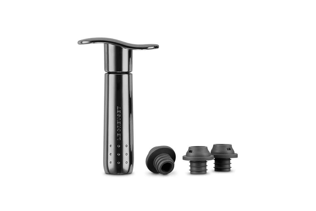 Le Creuset, Weinpumpen-Set inkl. 3 Verschlüssen, Weinkonservierung, Black Metal, Zamak, WA 137, 5901