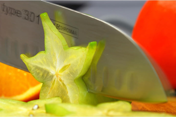 Chroma Type 301 P-21 Santoku mit Kullenschliff 17,8 cm