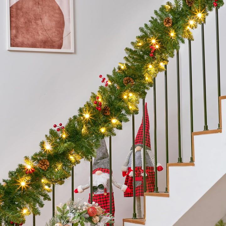Joiedomi 2.7 Meter künstliche Weihnachtsgirlande, Tannengirlande mit 100 LED Licht, 27 Tannenzapfen,
