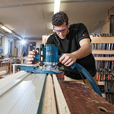 Bosch Professional Oberfräse GOF 1250 CE (Maulschlüssel 19 mm, Parallelanschlag mit Feineinstellung,