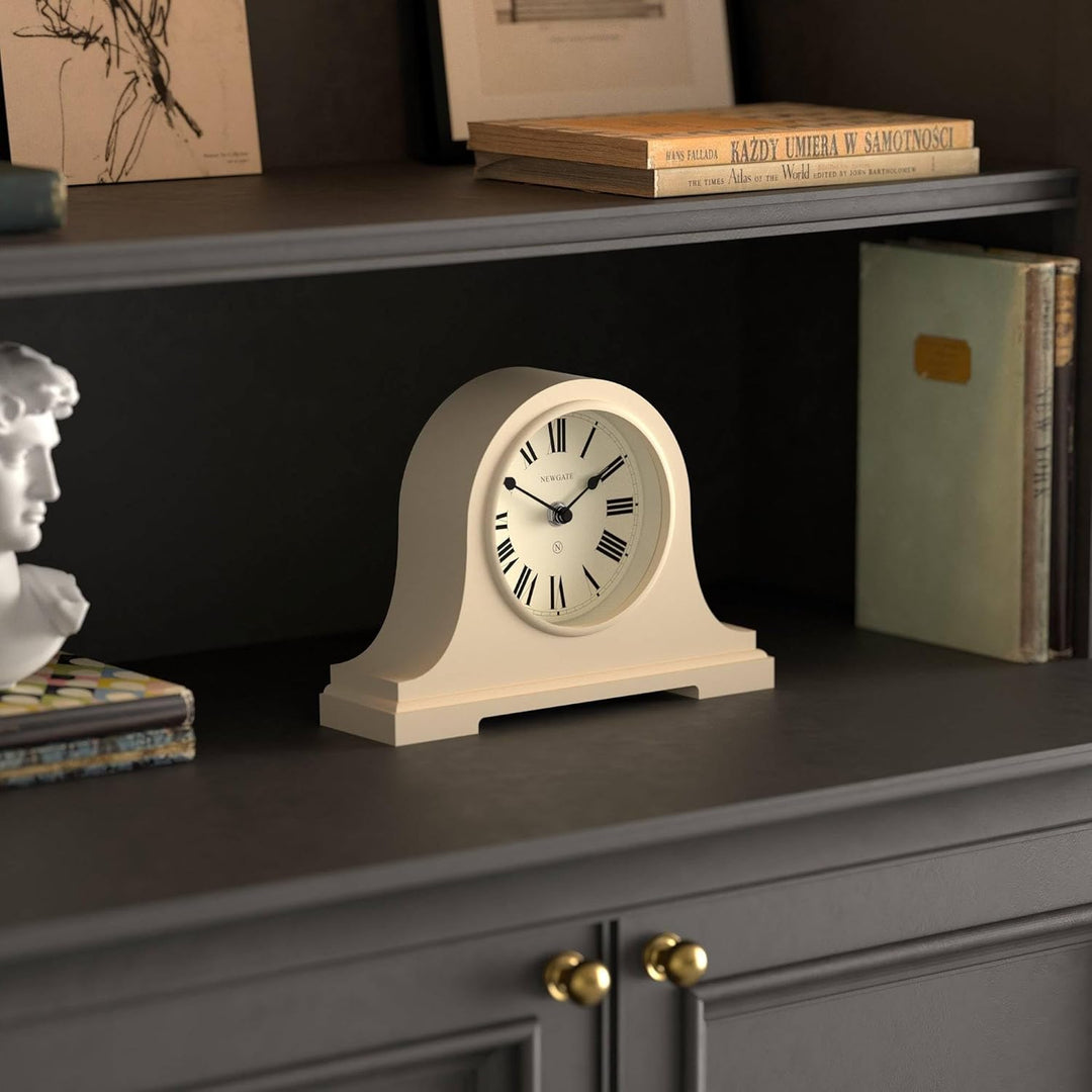 NEWGATE® Broadway Kaminsims Uhr | Klassisches Design des napoleonhutes | Vanille Creme | Römische zi