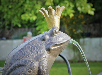 powershop11 Wasserspeier Froschkönig Guss 13 cm mit Solarpumpe