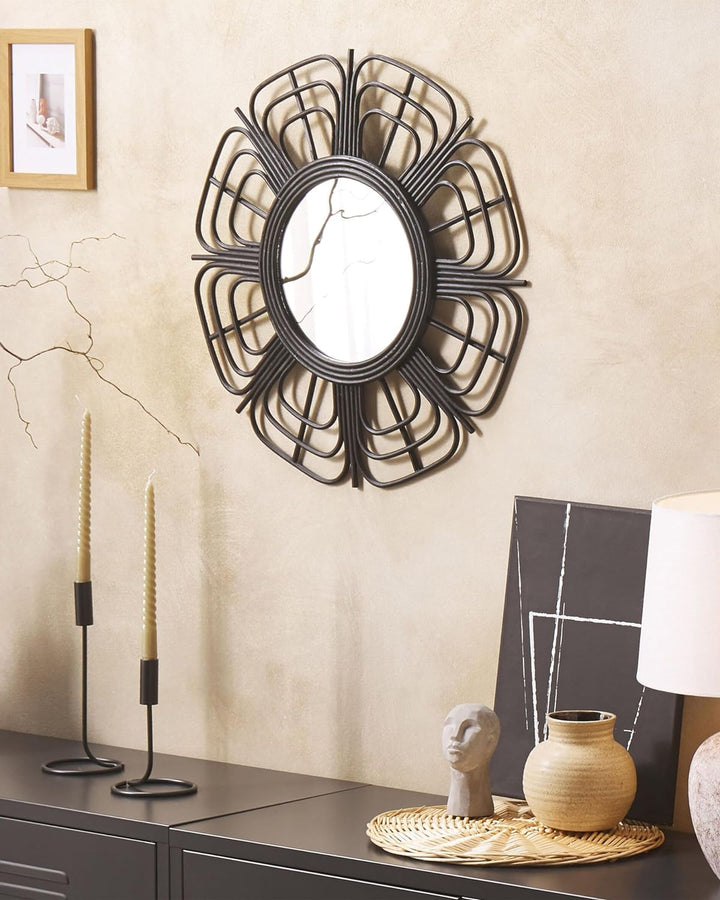 Dekorativer Wandspiegel schwarz aus Rattan Sonnenform rund Boho 60 cm Pasaku