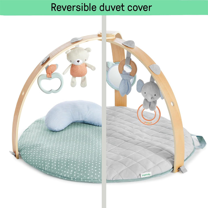 Ingenuity, Cozy Spot Loamy Spielmatte mit Spielbogen aus Holz, Spieldecke mit abnehmbaren Spielzeuge
