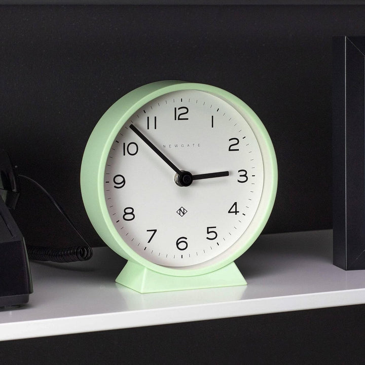 NEWGATE® M Mantel Echo schreibtischuhr | Modernes rundes Design | Neo mintgrün | Leicht lesbare Zahl