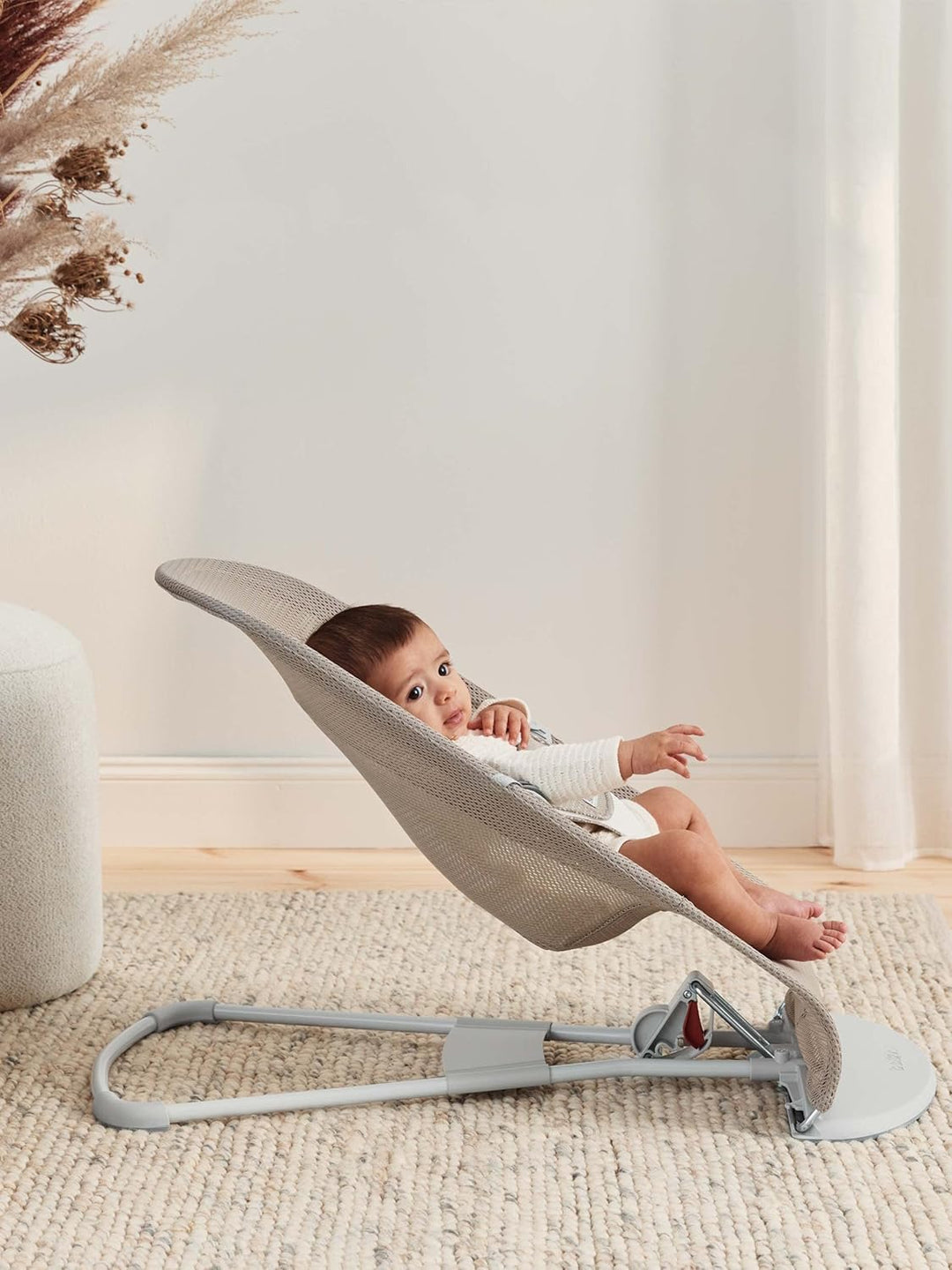 BabyBjörn Babywippe Balance Soft, Hellgrauer Rahmen, Netzstoff, Grau-Beige/Weiss Netzstoff Grau-Beig
