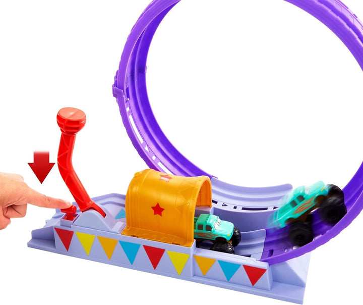 Disney Pixar Cars HGV73 - On The Road Showtime Looping Spielzeugset mit Ivy Monster Truck, Raketenwe
