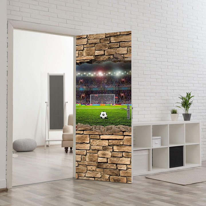 wandmotiv24 Türtapete 3D Fussballfeld - Steinmauer 80 x 200cm (B x H) - Dekorfolie selbstklebend Sti