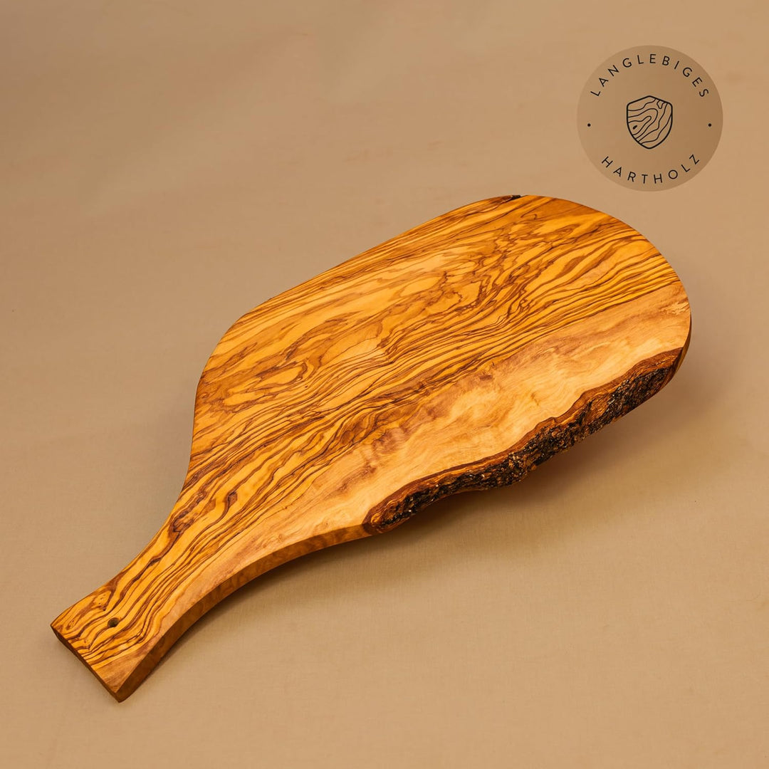 DAS OLIVENHOLZBRETT® Schneidebrett, Servierbrett in Naturform mit Griff 45cm 45L x 20B cm, 45L x 20B