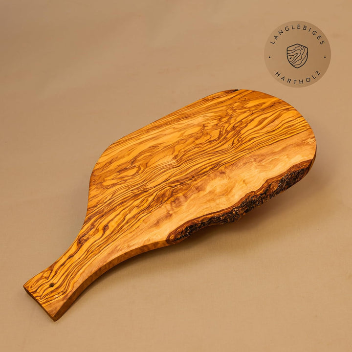 DAS OLIVENHOLZBRETT® Schneidebrett, Servierbrett in Naturform mit Griff 45cm 45L x 20B cm, 45L x 20B