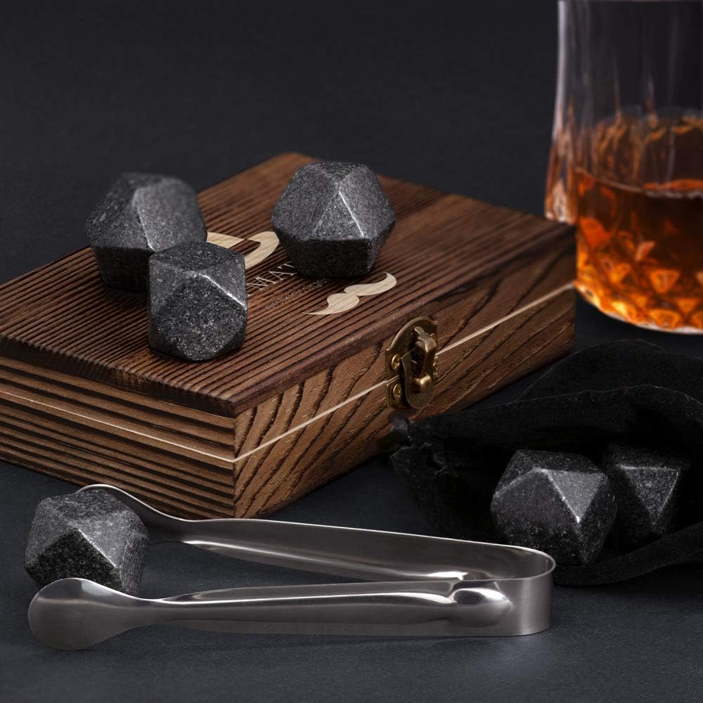 Maverton Whisky Steine Set - in Holzbox mit Gravur - 6 Eiswürfel + Zange + Velourbeutel - wiederverw