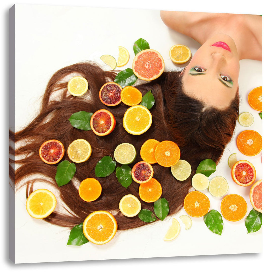 Pixxprint Hübsche Frau mit Obstscheiben als Leinwandbild Quadratisch/Grösse: 70x70 / Wandbild/Kunstd