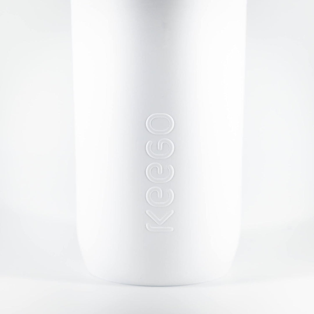 KEEGO | Die Evolution der Sportflasche | Elastisches Titan | Schützt vor Plastik im Wasser | Leicht