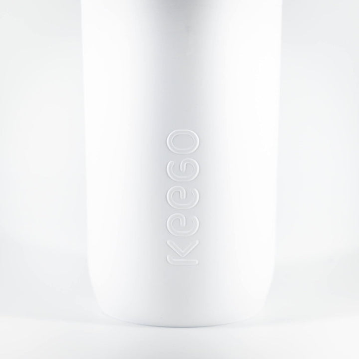 KEEGO | Die Evolution der Sportflasche | Elastisches Titan | Schützt vor Plastik im Wasser | Leicht