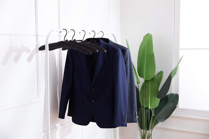 Cocomaya 43 cm Extra Large Anti Slip Schwarz Satin Gepolsterter Kleiderbügel No Bumps für Mäntel, Pu