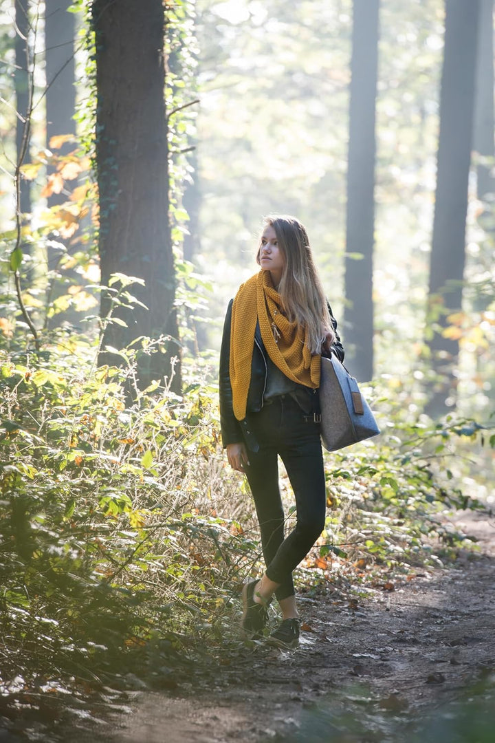 KNIT FACTORY - Dreiecksschal Coco - Damen Strickschal mit Wolle - Umschlagtuch für den Herbst und Wi