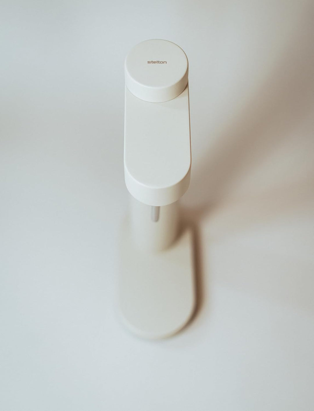 Stelton Brus Wassersprudler mit Flasche, Premium Carbonator für Wasser mit CO2 - Einstellbare Sprude