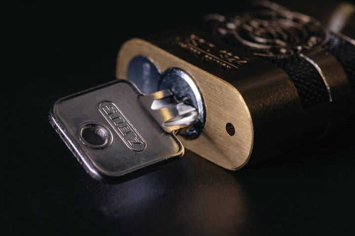 ABUS Vorhängeschloss Messing 83/45 IRON ROCK Jubiläumsschloss mit 5 Schlüssel vs. - gehärteter Stahl