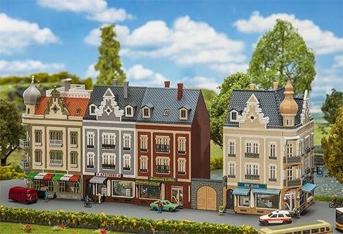 FALLER Stadthäuserzeile Beethovenstrasse Modellbausatz mit 1084 Einzelteilen 298 x 75 x 123 mm I Mod