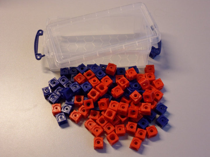 100 Steckwürfel 2-farbig (rot, blau) in der praktischen Box, 1,7cm, allseitig steckbar, 2-farbig (ro