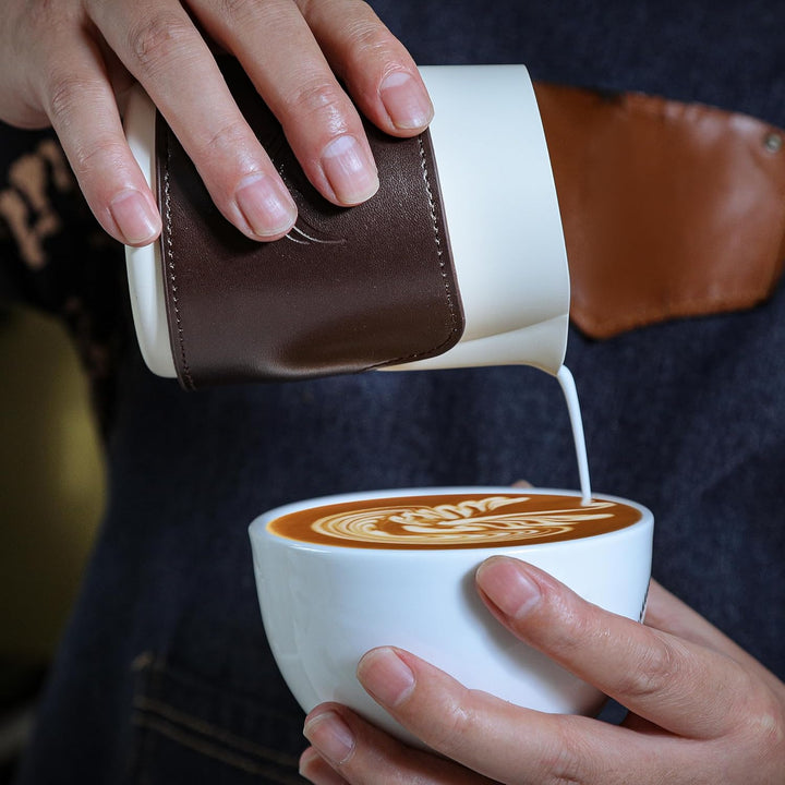 KNODOS Milchkännchen, griffloser Latte-Dampfkrug (weiss, 400 ml, 14 oz) mit Lederhülle, Milchaufschä