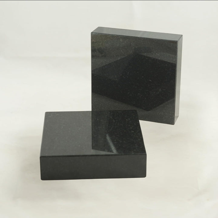 designgrab Lampen- und Vasensockel eckig 20x20x5 cm aus Granit Schwedisch Black für Grabvase oder Gr