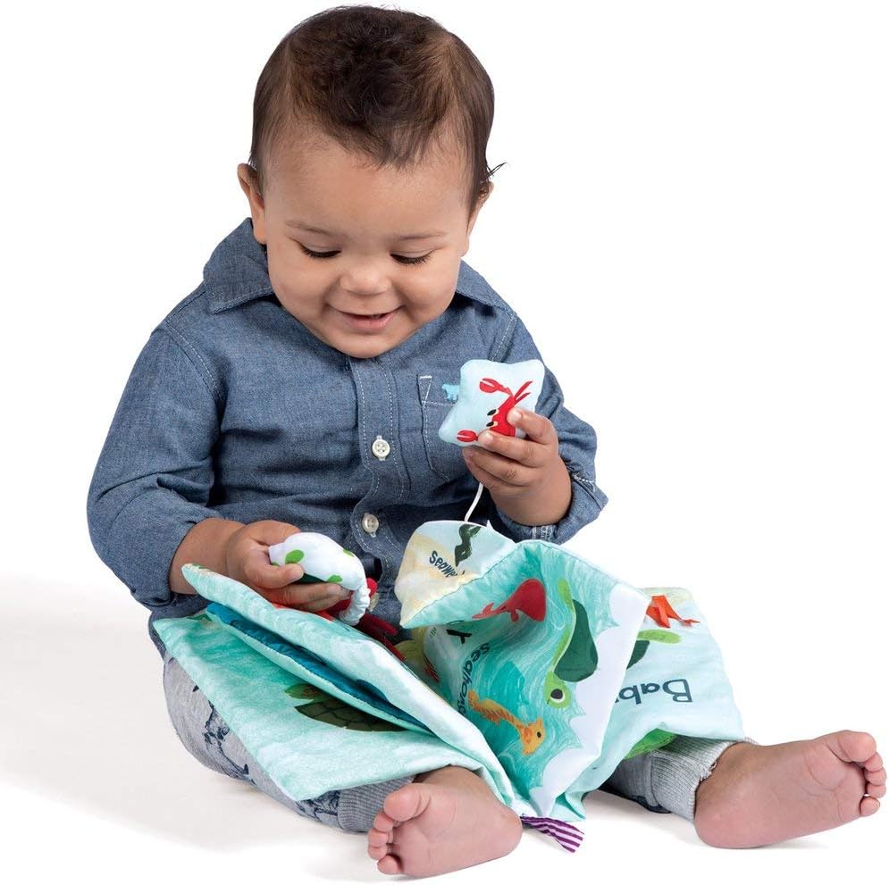 Manhattan Toy Was ist draussen? Weiches Baby-Aktivitätsbuch zum Thema Meer mit Babyrassel, meer